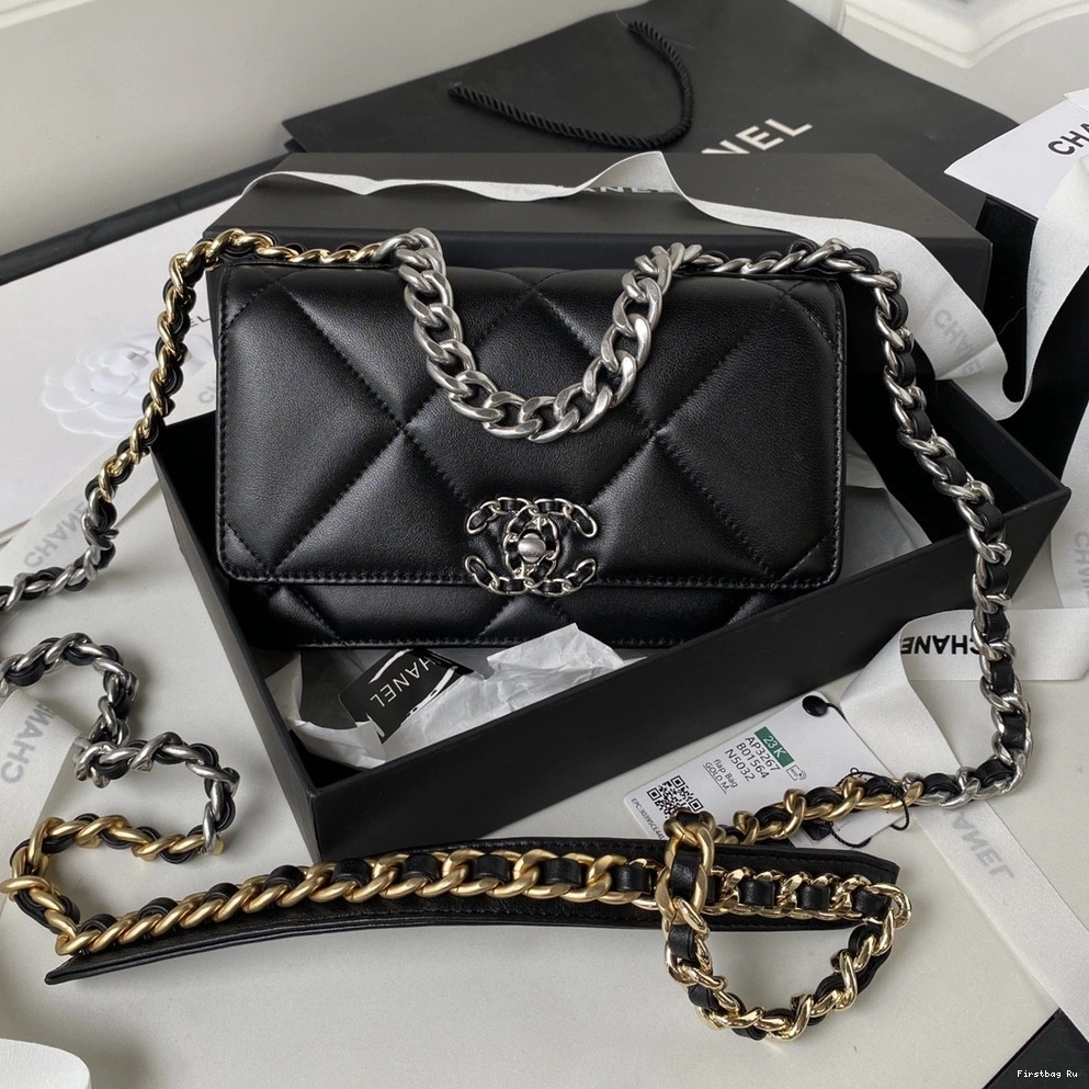 First Bag Ru CHANEL CHAIN 19 ON WALLET 0809